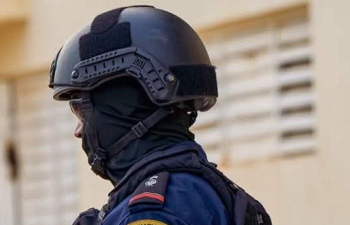 Agent des forces de sécurité casqué, vu de profil