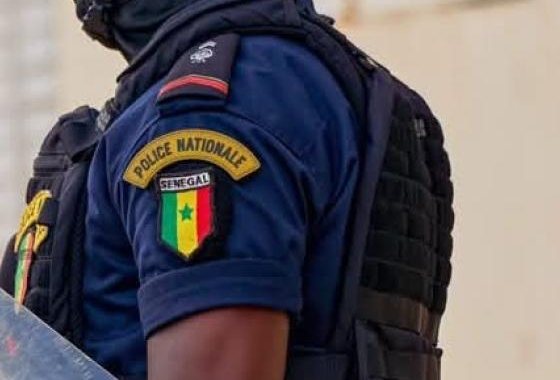 Écusson Police nationale Sénégal sur l'uniforme d'un agent