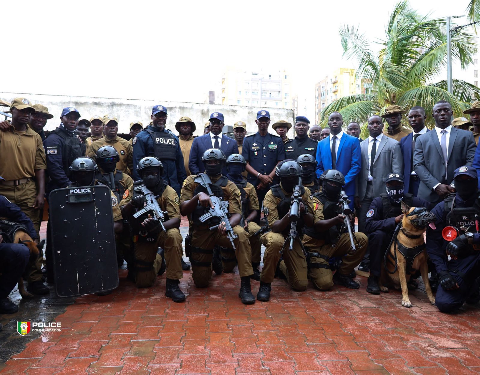 Unités de la Police nationale sénégalaise réunies avec les autorités : agents d'intervention, équipes cynophiles et responsables du dispositif
